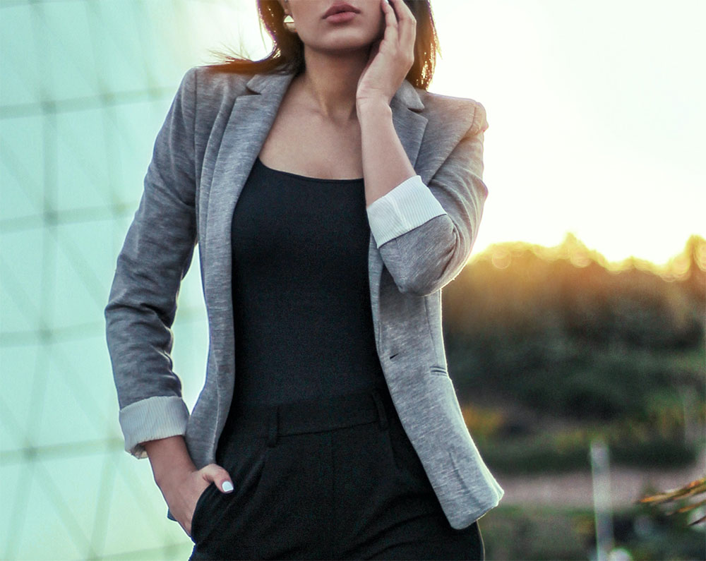 серый женский пиджак