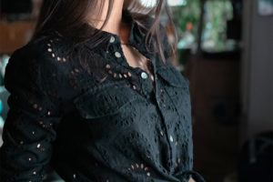 черная женская блузка