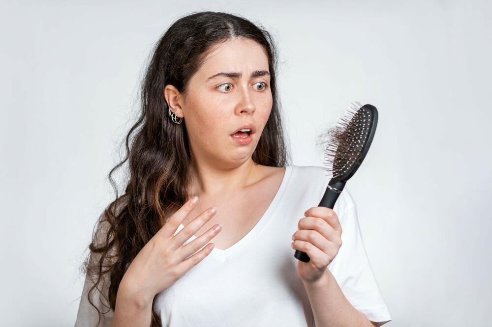 Раскрой секреты выпадения волос: Разбираемся в причинах выпадения волос от кожи головы до кончиков